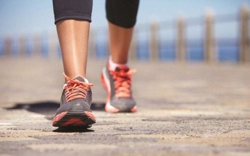 Đi bộ nhẹ trong quá trình hồi phục chấn thương