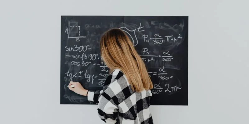 Nền tảng ứng dụng nhiều ví dụ gần gũi trong bài giảng